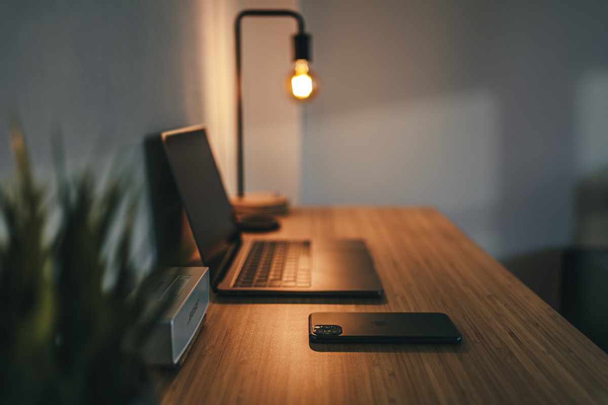 Height-Adjustable Desk — 140×70 cm